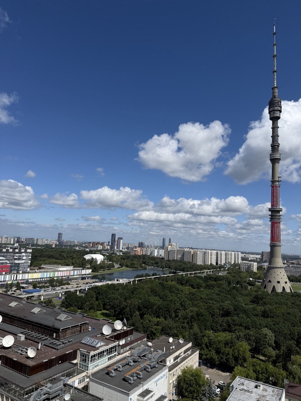 Вид с кровли высотки на Останкинскую телебашню и парк, точка подъёма груза