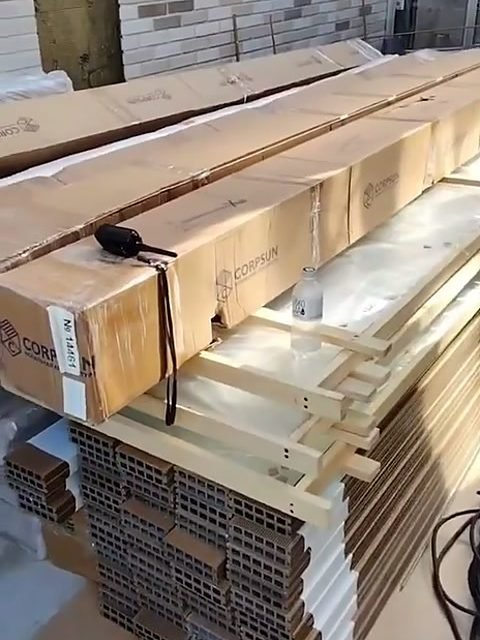 Длинные коробки с конструкциями приняты на террасе высотки