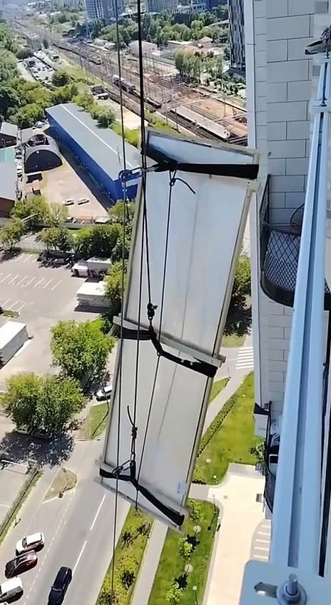 Стекло большого формата в обвязке поднимается вдоль фасада высотки